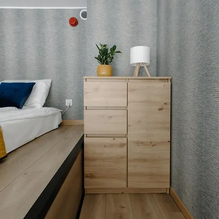 Sleep And Fly With Parking, Lotnisko, Self Check In 24-7 - - Fair