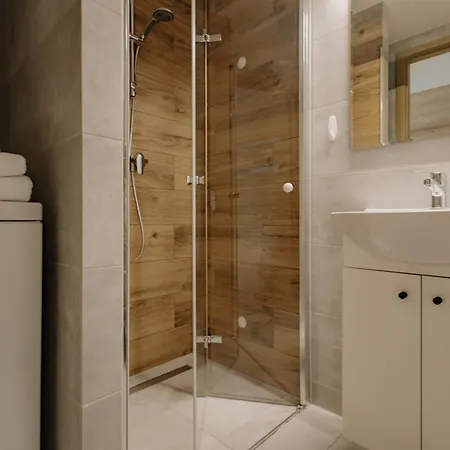 Sleep And Fly With Parking, Lotnisko, Self Check In 24-7 - - Fair