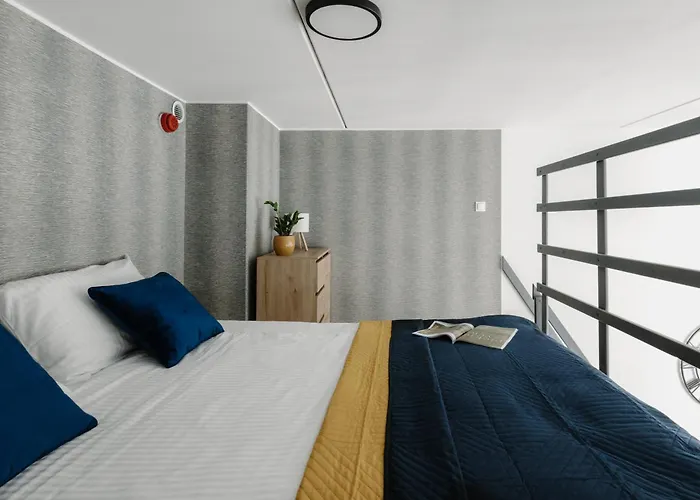 Sleep And Fly With Parking, Lotnisko, Self Check In 24-7 - - Fair * 브로츠와프